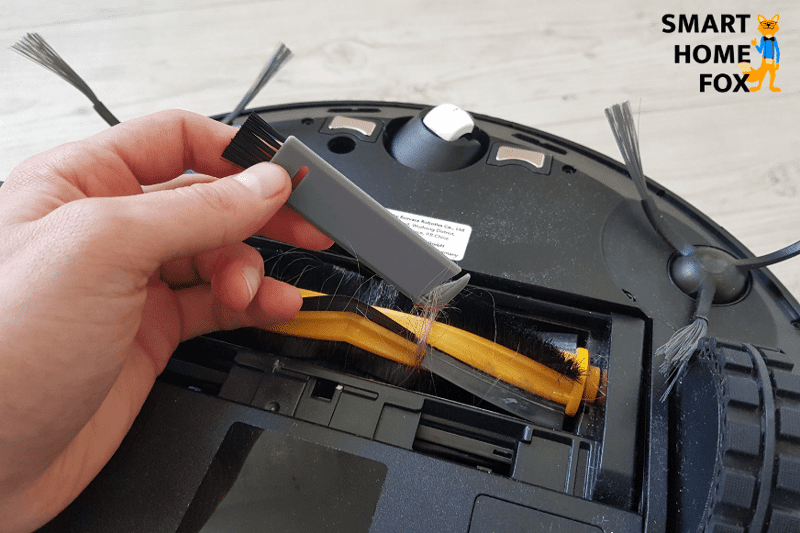 Волосы удаляются с главной щетки с помощью прилагаемого инструмента для очистки.